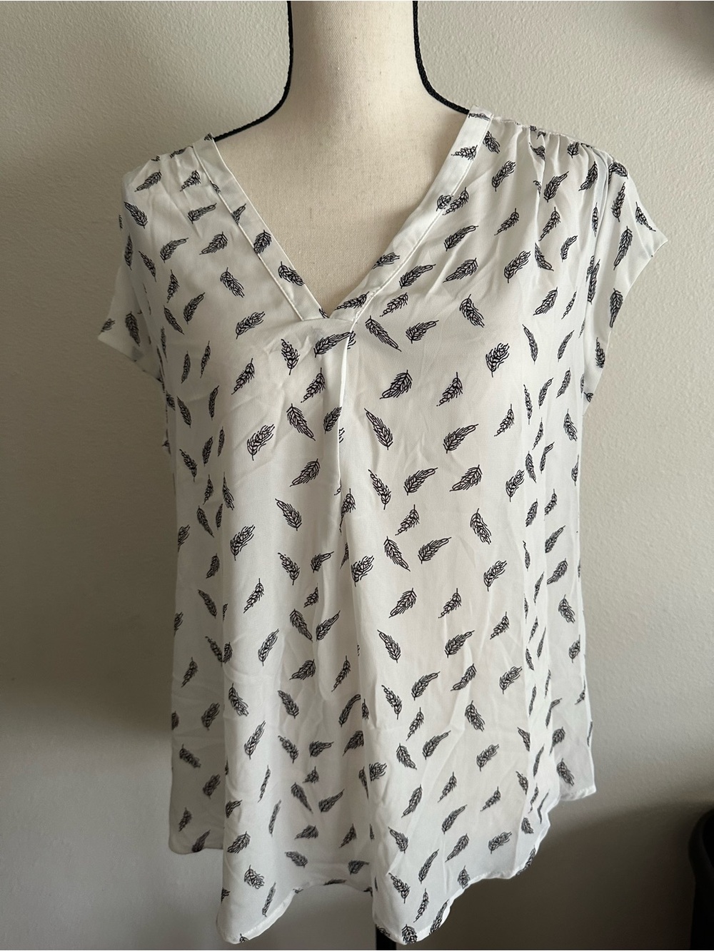fun 2 fun White V-Neck Feather-Print Blouse